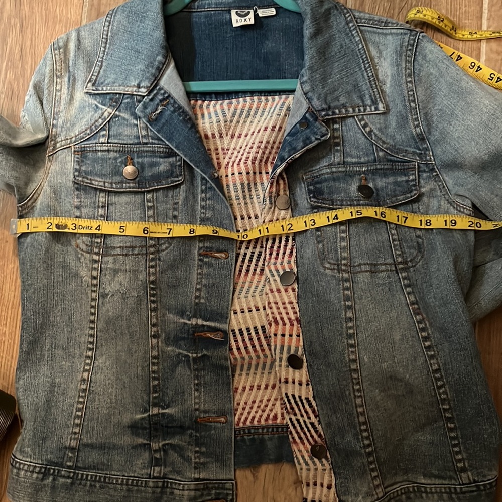 Like new worn once.  Roxy Aztec print Jean jacket. - Picture 8 of 8